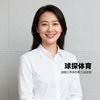 某大型互联网公司行政总监李芳的职业照，她身着白色衬衫，微笑面对镜头，该公司连续三年委托球探体育承办职工运动会